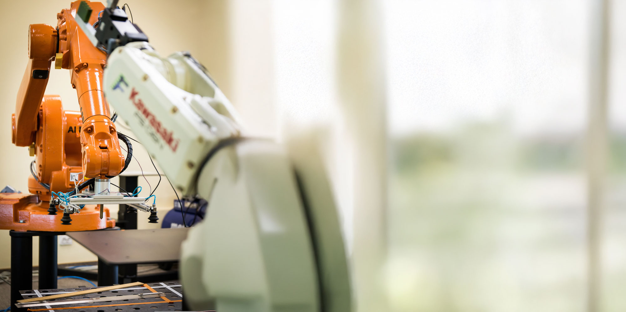 Automatisierungstechnik — KUKA-Roboter in der Produktionslinie